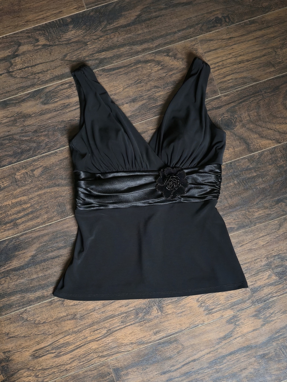 🦋90s Going-Out Top with Floral Applique🦋